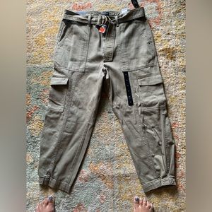 Banana Republic woman’s cargo pants. In size 14.
Removal belt with brass buckle.